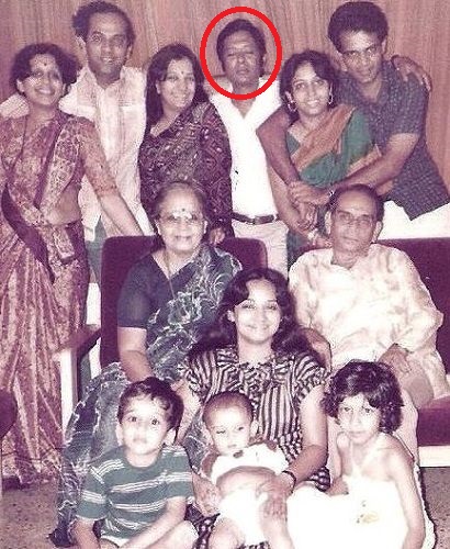 पति (चिह्नित) और परिवार के अन्य सदस्यों के साथ भारती आचरेकर की पुरानी तस्वीर