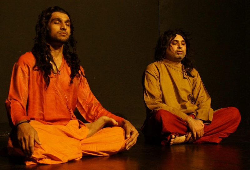 एक नाटक में प्रतीक गांधी के साथ जय उपाध्याय