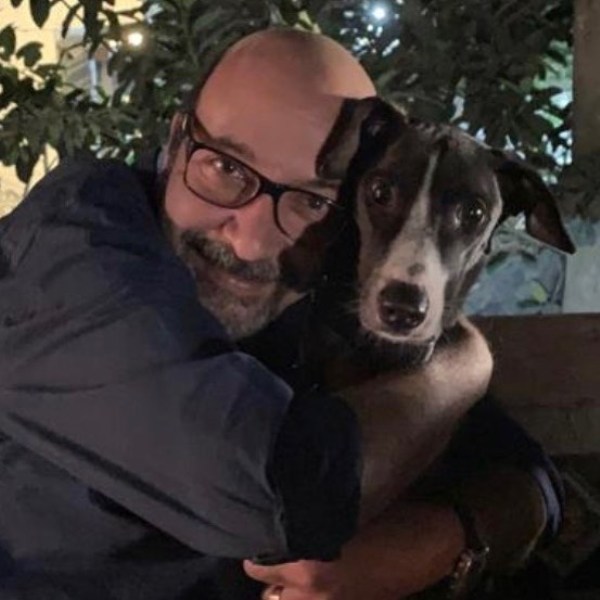 मिकी कांट्रेक्टर अपने कुत्ते मोगली के साथ