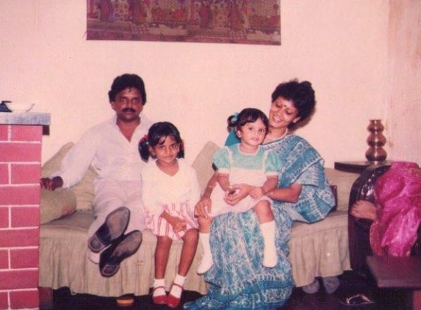 माता-पिता और बहन के साथ आरती नायर की एक पुरानी पारिवारिक तस्वीर