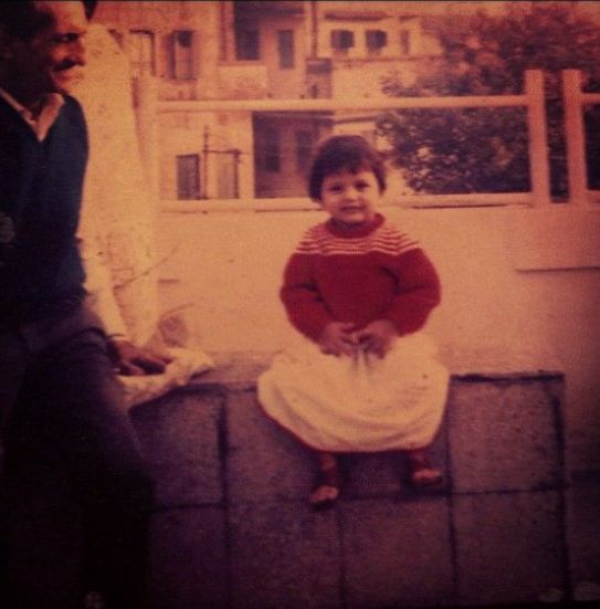 अपने दादा के साथ आरती नायर की बचपन की फोटो