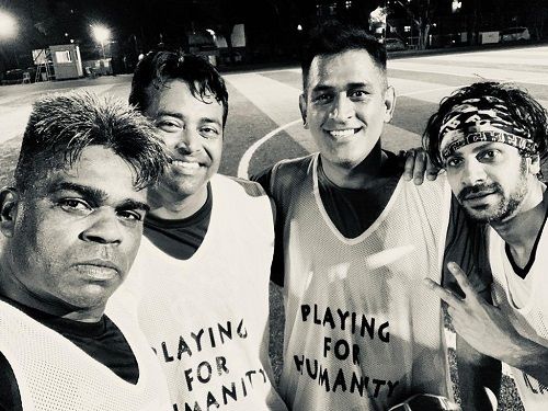 करण वीर मेहरा अपने प्रसिद्ध फुटबॉल टीम के खिलाड़ियों के साथ
