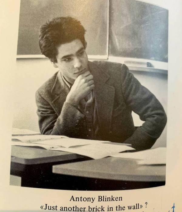 एंटनी ब्लिंकन ने इकोले जीनिन मैनुअल की 1980 की वार्षिक पुस्तक में फोटो खिंचवाई