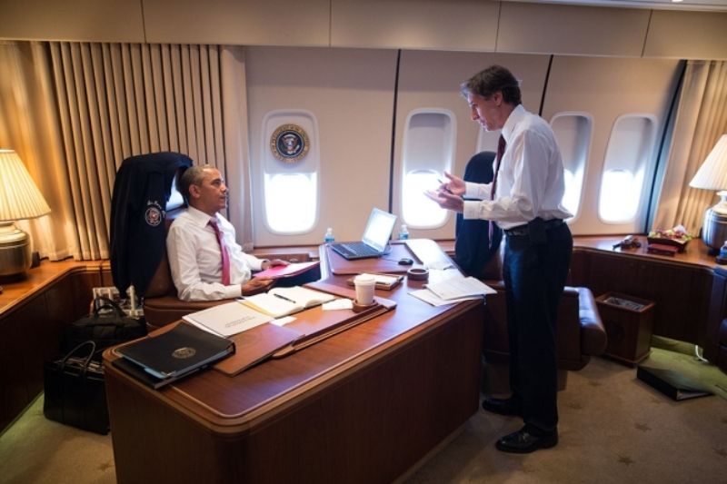 एंटनी ब्लिंकेन द्वारा राष्ट्रपति ओबामा को जानकारी दी जा रही है