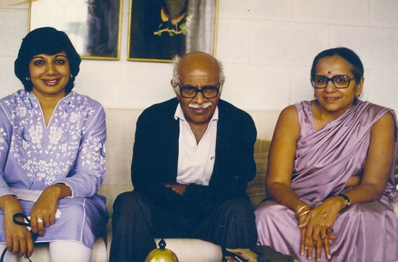किरण मजूमदार अपने माता-पिता के साथ