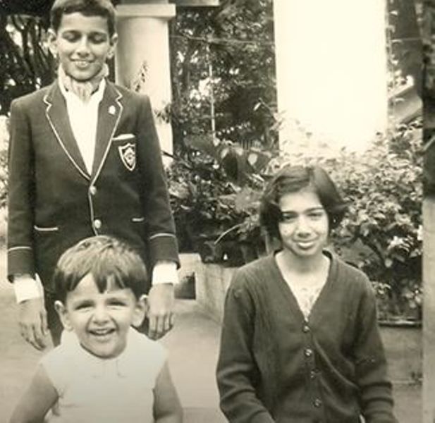 बचपन में अपने छोटे भाई-बहनों के साथ किरण मजूमदार शॉ