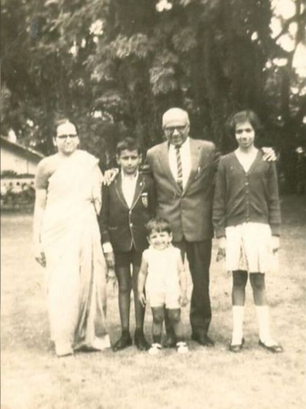 किरण मजूमदार शॉ बचपन में अपने माता-पिता और दो छोटे भाइयों के साथ