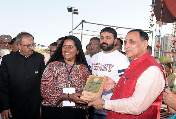 पाबीबेन रबारी को गुजरात के मुख्यमंत्री द्वारा सम्मानित किया जा रहा है