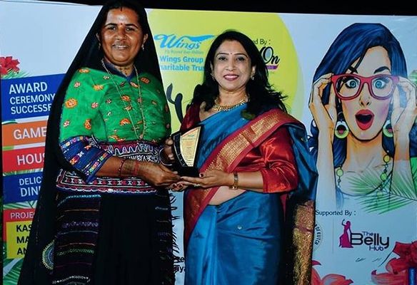 पाबीबेन रबारी ने विंग्स ग्रुप गांधीधाम से पुरस्कार प्राप्त किया