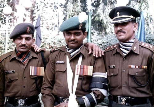 सूबेदार संजय कुमार के साथ सूबेदार मेजर योगेंद्र सिंह यादव (बीच में) और कर्नल बलवान सिंह (दाएं)