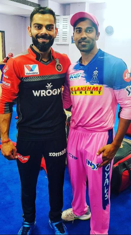 भारतीय क्रिकेट टीम के कप्तान विराट कोहली के साथ शशांक शर्मा