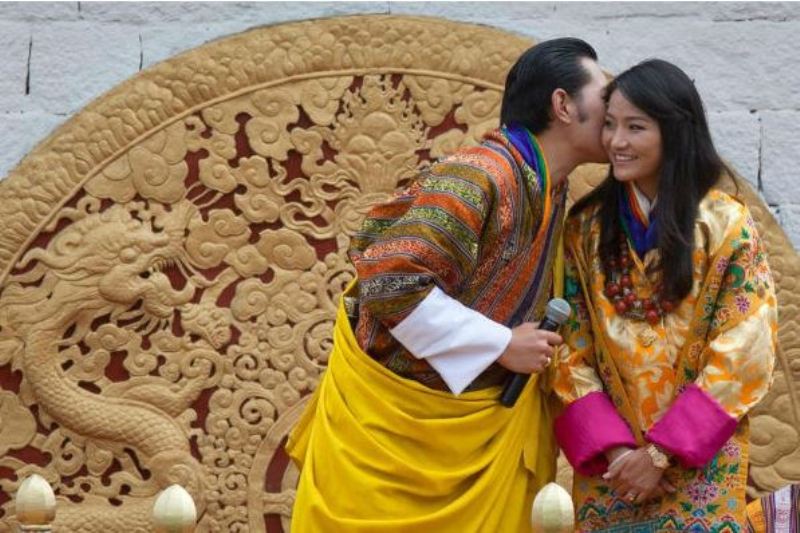 किंग जिग्मे सार्वजनिक रूप से अपनी पत्नी जेटसन पेमा के लिए स्नेह दिखाते हैं