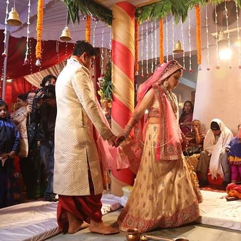 शादी समारोह के दौरान अपनी पत्नी निधि शाह के साथ अभिजीत गांगुली