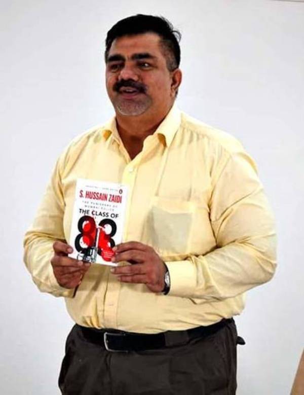 1652607305 321 Hussain Zaidi उम्र हाइट पत्नी बच्चे परिवार Biography Hindi किताब के विमोचन के मौके पर हुसैन जैदी