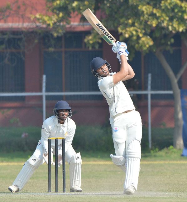 अब्दुल समद ने जम्मू और कश्मीर बनाम कर्नाटक, 2019-20 रणजी ट्रॉफी क्वार्टर फाइनल, जम्मू, 23 फरवरी 2020 के दौरान बाउंड्री रोप के ऊपर से एक मारा