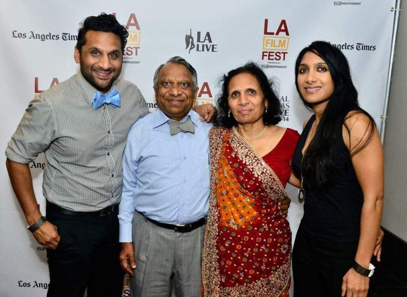 रवि पटेल अपने माता-पिता और बहन के साथ
