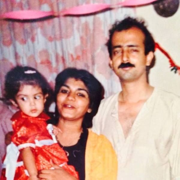 अपने माता-पिता के साथ रिया चक्रवर्ती की बचपन की तस्वीर