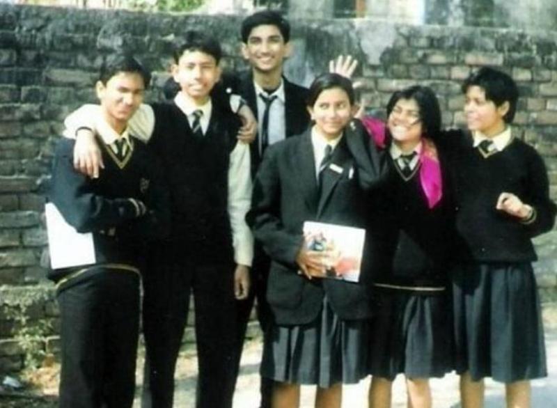 स्कूल के दोस्तों के साथ सुशांत सिंह राजपूत