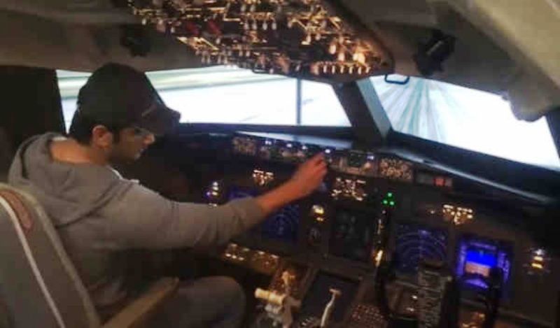 सुशांत सिंह राजपूत अपने बोइंग 737 फिक्स्ड बेस फ्लाइट सिम्युलेटर में