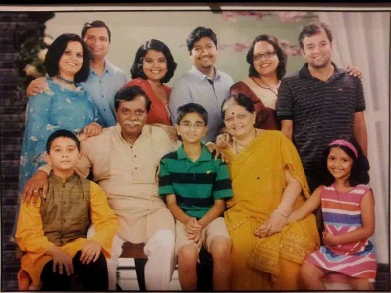 सदाशिव अमरापुरकर का परिवार (सबसे बाईं ओर सयाली है)