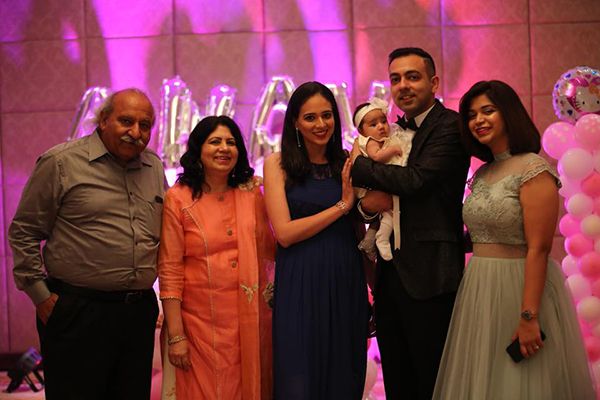 अनूप खन्ना अपनी पत्नी और बच्चों के साथ