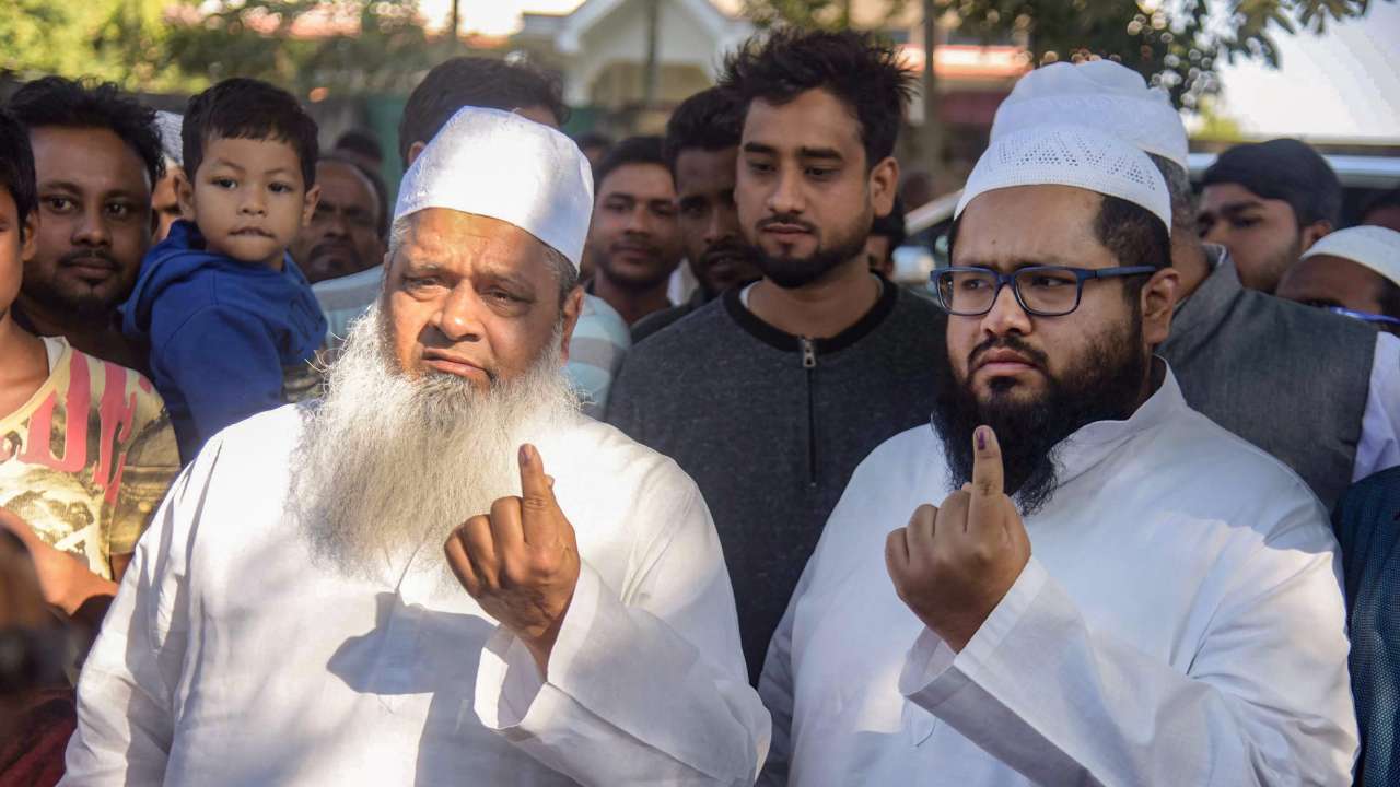 मौलाना बदरुद्दीन अजमल अपने बेटे मौलाना अब्दुर रहीम अजमल के साथ 2018 असम पंचायत चुनाव में मतदान के बाद