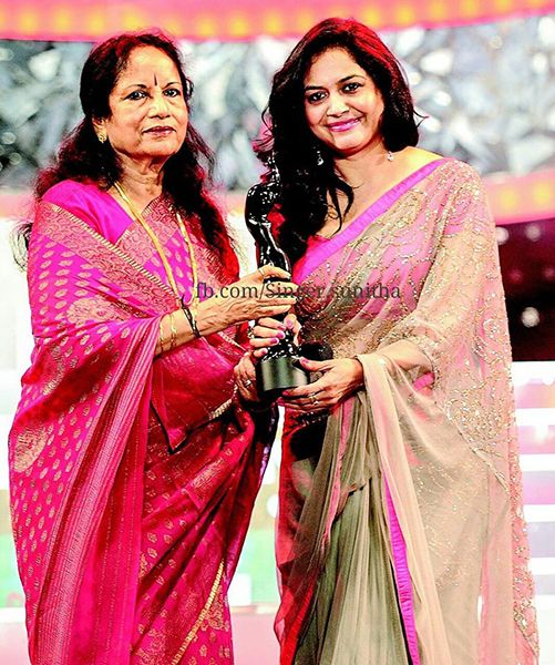 सुनीता उपद्रष्टा अपना फिल्मफेयर पुरस्कार प्राप्त करती हुई