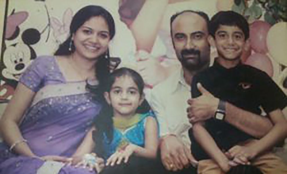सुनीता उपद्रष्ट अपने पति और बच्चों के साथ