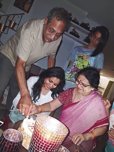 सुनीता उपद्रष्ट अपने माता-पिता के साथ