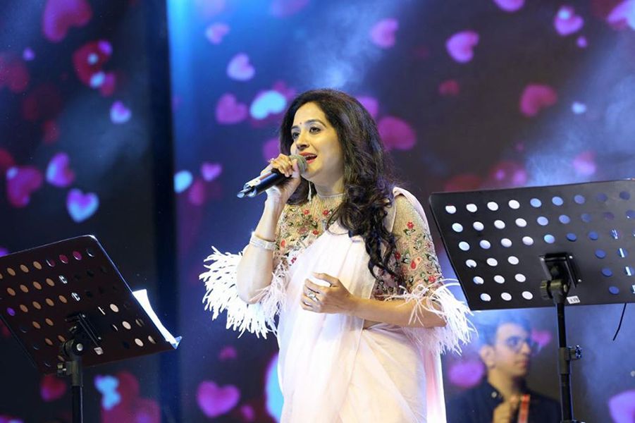 सुनीता उपद्रष्ट अपने एक संगीत कार्यक्रम के दौरान