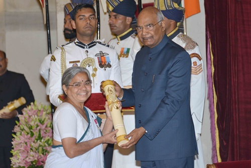 भारत के राष्ट्रपति राम नाथ कोविंद से पद्म श्री प्राप्त करते हुए डॉ. स्मिता कोल्हे
