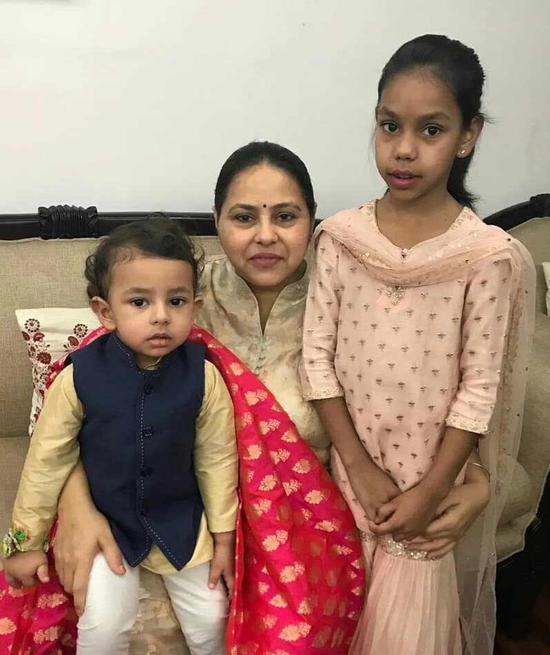 मीसा भारती अपने बेटे और बेटी के साथ