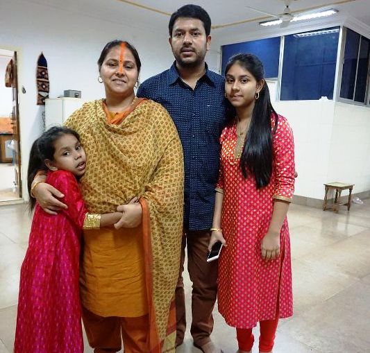 मीसा भारती अपने पति और बेटियों के साथ