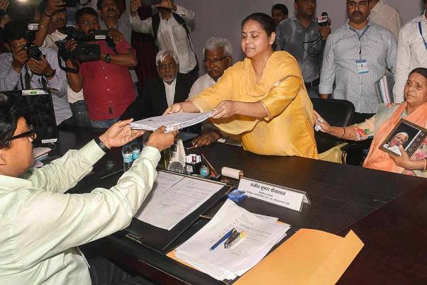 पटना में 2019 के लोकसभा चुनाव से पहले मीसा भारती ने अपनी मां और पार्टी की मुख्य नेता राबड़ी देवी की मौजूदगी में अपना नामांकन पत्र प्रस्तुत किया।