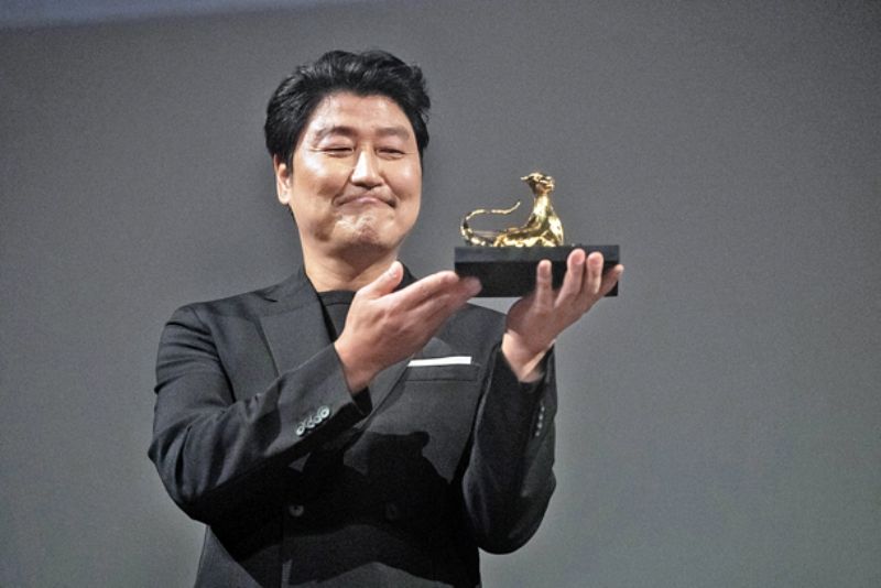 सोंग कांग-हो 72वें लोकार्नो अंतर्राष्ट्रीय फिल्म समारोह में अपने उत्कृष्टता पुरस्कार के साथ