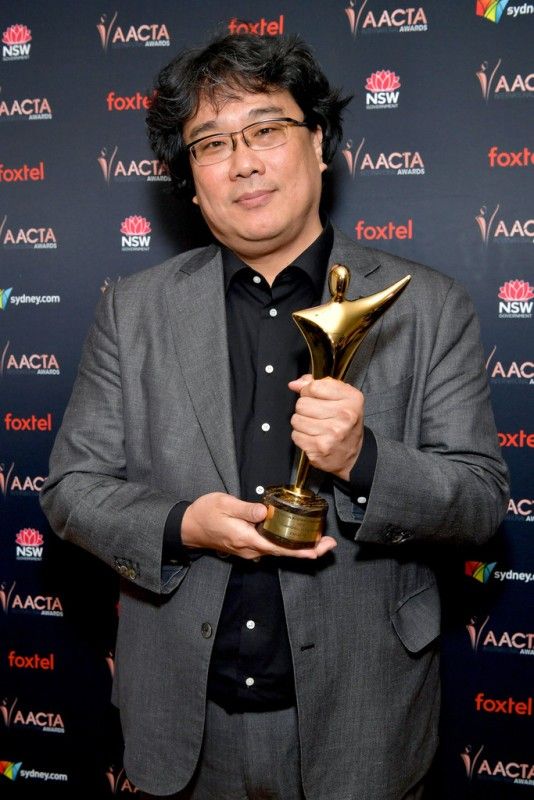 बोंग जून-हो ऑस्ट्रेलियन एकेडमी ऑफ़ सिनेमा एंड टेलीविज़न आर्ट्स (AACTA) से अपने पुरस्कार के साथ