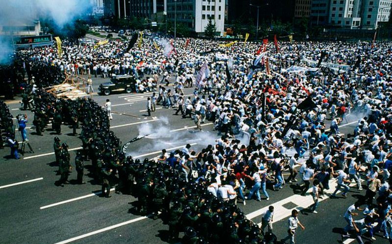दक्षिण कोरियाई लोकतंत्र आंदोलन में छात्रों का प्रदर्शन