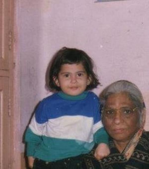 जया किशोरी अपनी दादी के साथ