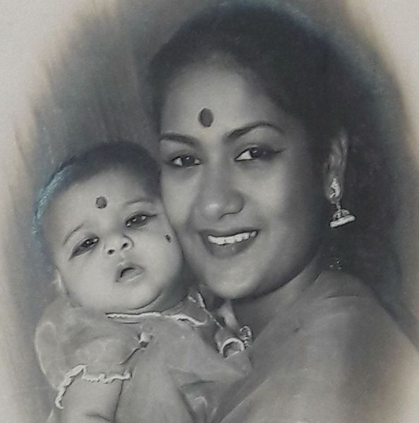 विजया चामुंडेश्वरी अपनी मां के साथ