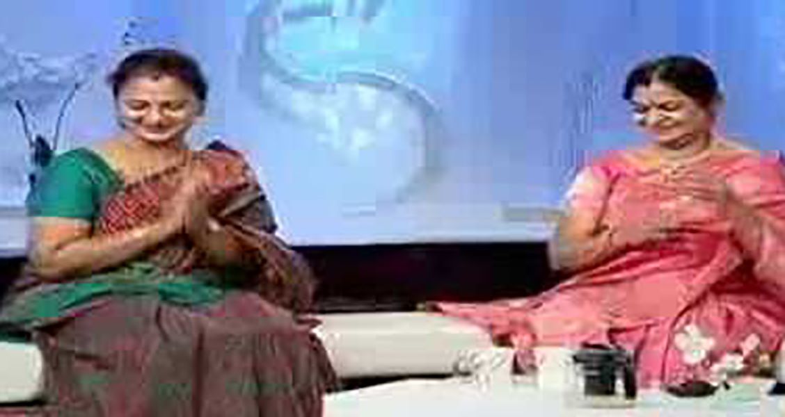 विजया चामुंडेश्वरी अपनी बहन कमला के साथ