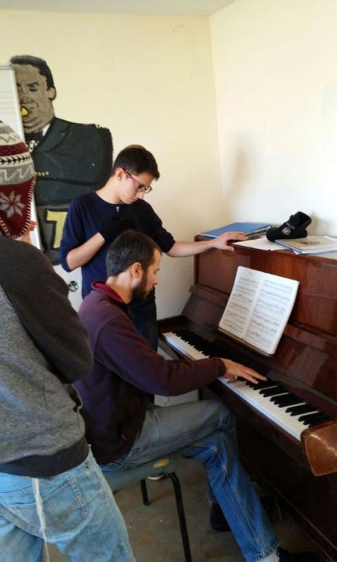 छात्रों को पढ़ाते हुए गाइ हर्शबर्ग
