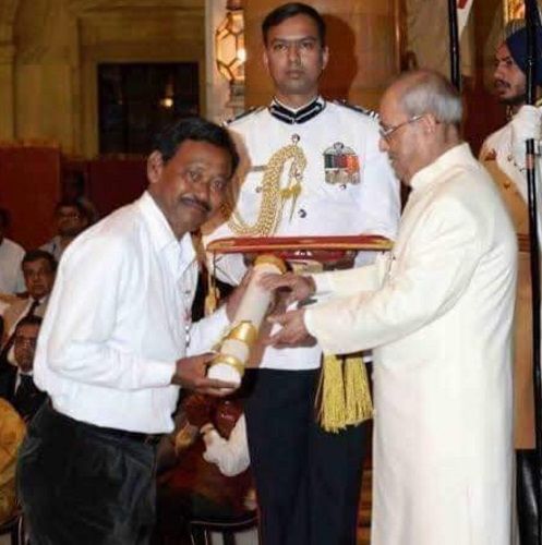 करीमुल हक पद्म श्री पुरस्कार प्राप्त करते हुए (2017)