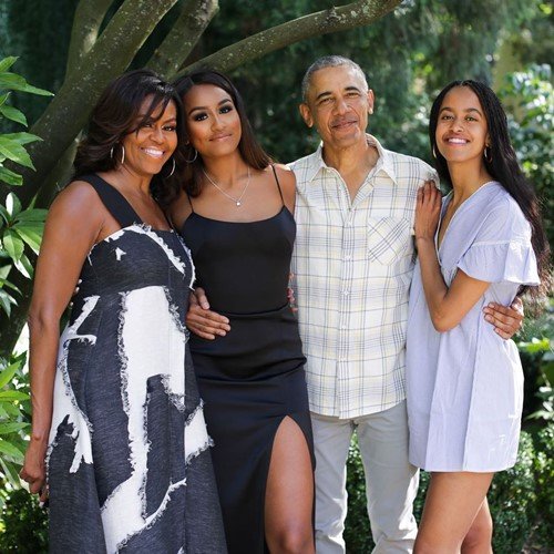 (बाएं से दाएं) मिशेल ओबामा, साशा ओबामा, बराक ओबामा और मालिया ओबामा