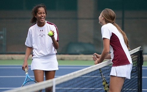 स्कूल में अपने दोस्त के साथ टेनिस खेलती मालिया ओबामा