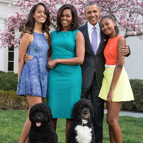 ओबामा परिवार अपने कुत्तों, बो और सनी के साथ