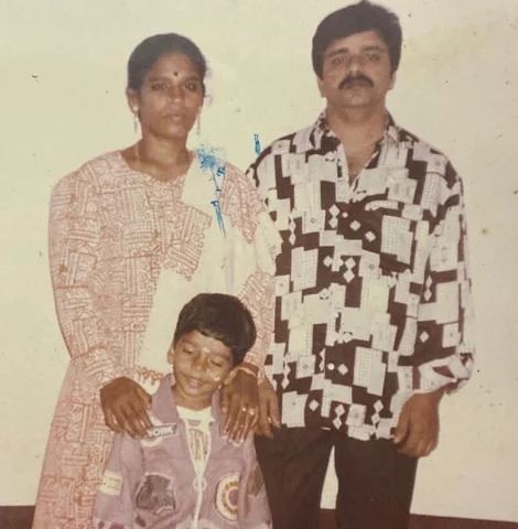 बालाजी मुरुगदास अपने माता-पिता के साथ