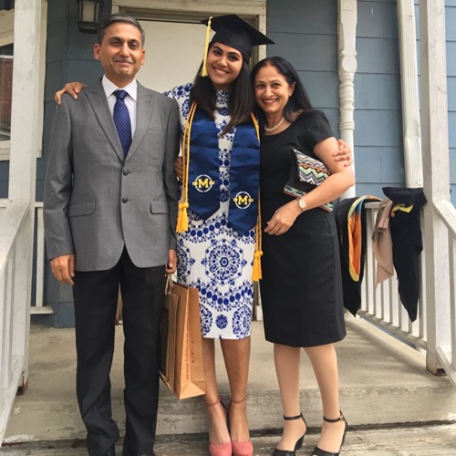 1652627746 885 Madhuri Kanitkar उम्र पति बच्चे परिवार Biography Hindi माधुरी और राजीव कानिटकर के साथ विभूति कानिटकर