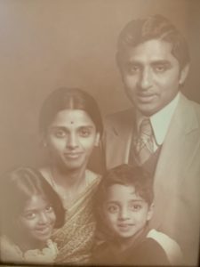 बचपन में विवेक मूर्ति अपनी बहन और माता-पिता के साथ