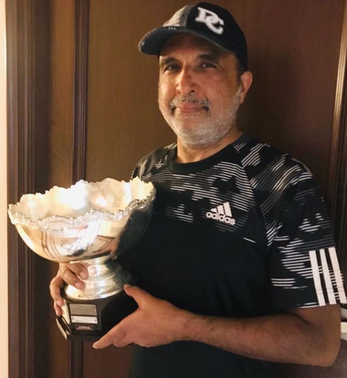 संजय झा अपनी रनर अप ट्रॉफी के साथ पोज़ देते हुए, जिसे उन्होंने विलिंगडन क्लब मेमोरियल टेनिस टूर्नामेंट 2019 में जीता था