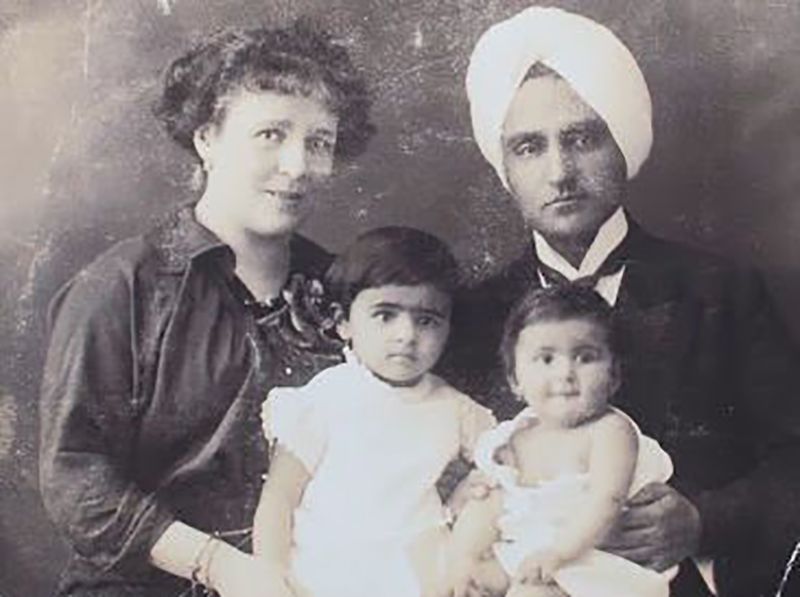 माता-पिता और बहन के साथ अमृता की बचपन की फोटो